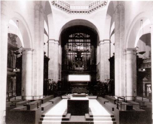 Allestimento provvisorio del presbiterio per l'Ostensione 1978 della Sindone, progetto degli architetti G. Bellezza e M. Momo