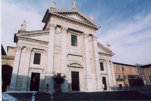 La facciata della cattedrale di Santa Maria Assunta a Urbino