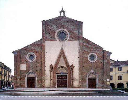 La facciata della cattedrale di Maria Vergine  Assunta