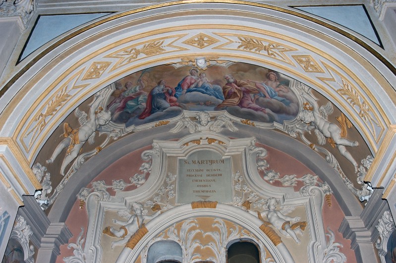 Androi G. G. (1713-1719), Cornice architettonica mistilinea con angeli