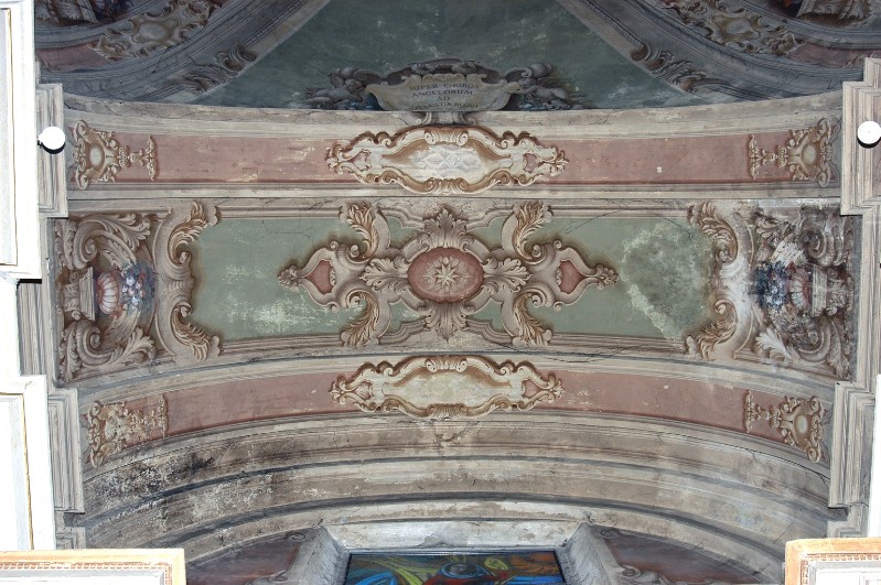 Rusca B. (1713-1719), Motivi decorativi a finti stucchi con volute e cartigli