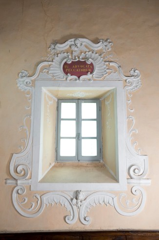 Maestranze garfagnine 1771, Cornice in stucco con volute e cherubini