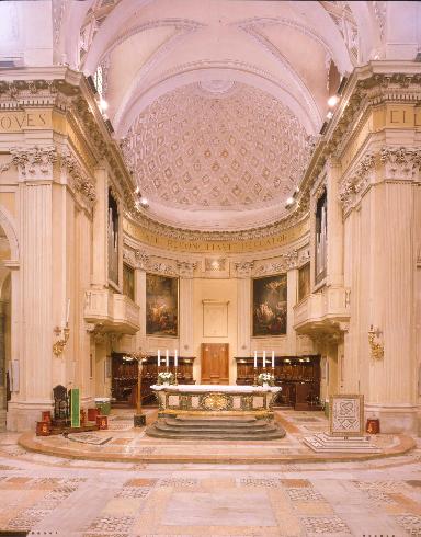 Il presbiterio dopo gli interventi  di parziale  adeguamento liturgico provvisorio del 1996 - 97
