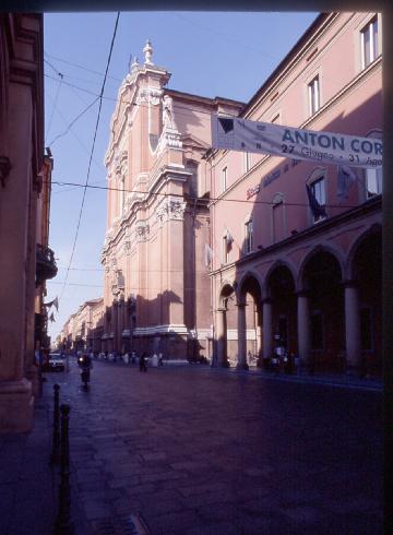 La facciata della cattedrale di San Pietro a Bologna 