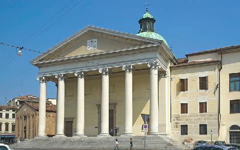 La facciata della cattedrale di San  Pietro Apostolo  a Treviso 