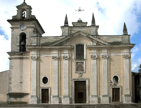 La facciata principale della cattedrale Santa Maria Assunta di Alife