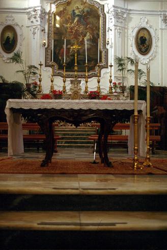 Il presbiterio in primo piano altare ligneo provvisorio sistemato dopo i lavori di restauro eseguiti nel 1987