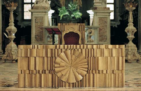 L'intervento di adeguamento dell'area presbiteriale - particolare dell'altare  