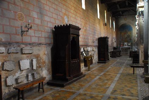 La navata laterale sinistra con i confessionali e la custodia eucaristica