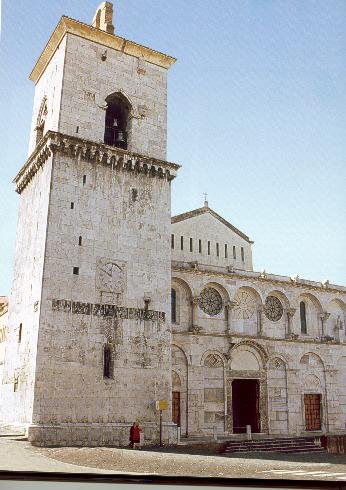 La facciata principale  e il sagrato della cattedrale di Santa Maria Assunta  a  Benevento