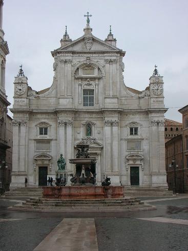 La facciata della cattedrale Chiesa della Natività a Loreto