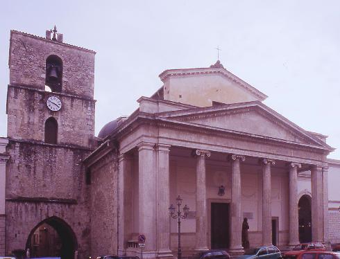 La facciata principale della cattedrale di S. Pietro apostolo ad Isernia