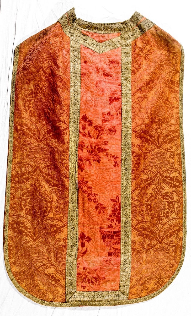 Manifattura italiana sec. XVII, Pianeta in damasco arancio a maglie ovali