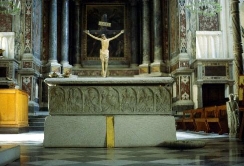 L'altare con paliotto costituito dal sarcofago di Pietro Capuano (XIII sec.)