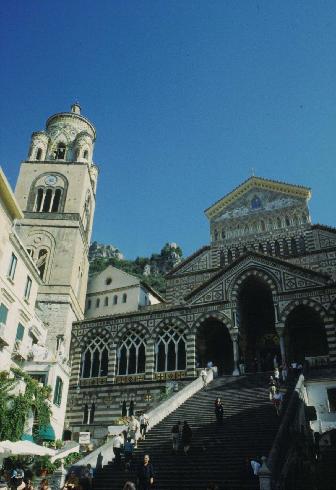 La facciata principale della cattedrale di Sant’Andrea apostolo ad Amalfi 