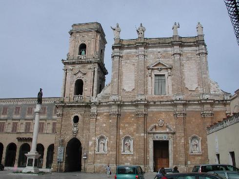 La facciata della cattedrale di San Giovanni Battista e della Visitazione a Brindisi