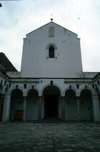 La facciata principale della cattedrale di Maria Santissima Assunta in Cielo 