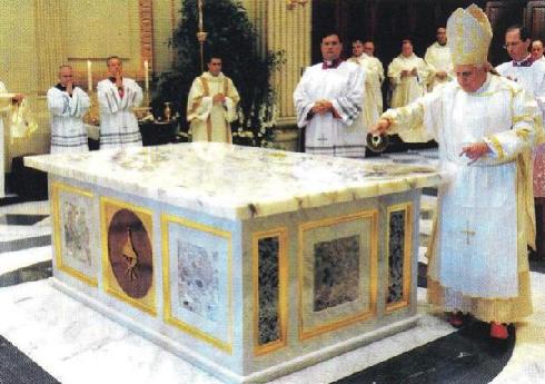 Papa benedetto XVI celebra la Santa Messa per la dedicazione del nuovo altare  21 settembre 2008