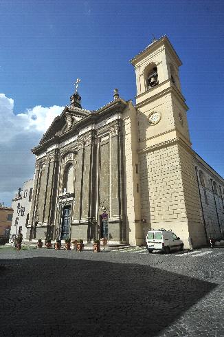 La facciata principale della Cattedrale di San Pancrazio martire
