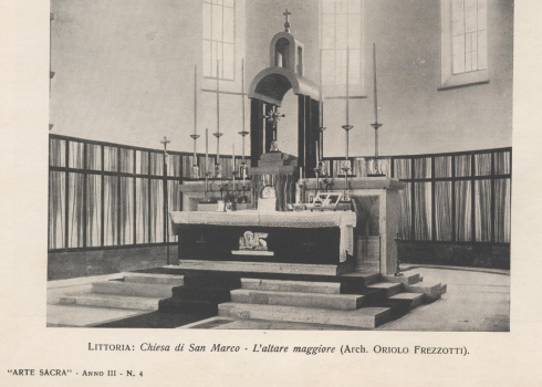 L’altare prima dell’adeguamento liturgico (da: G. Bellonci, La chiesa di Littoria  cit.,tav. f.t.)