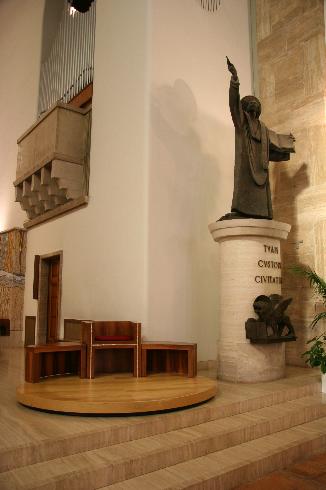 La sede attuale per il celebrante non vescovo, l’organo e la statua di San Marco 