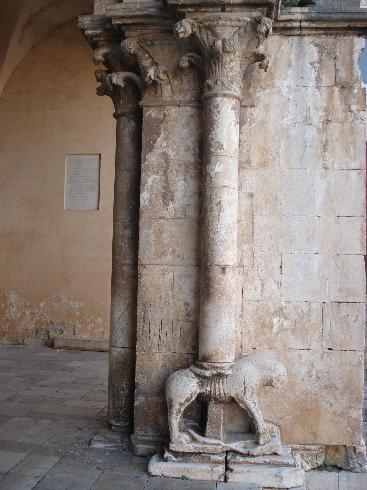 Le colonne medievali del pronao
