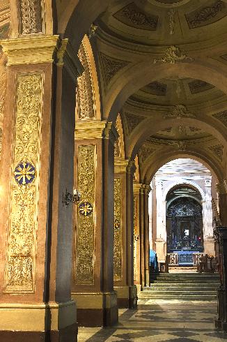 La navata laterale destra e la cappella della Madonna di Mezzagosto 
