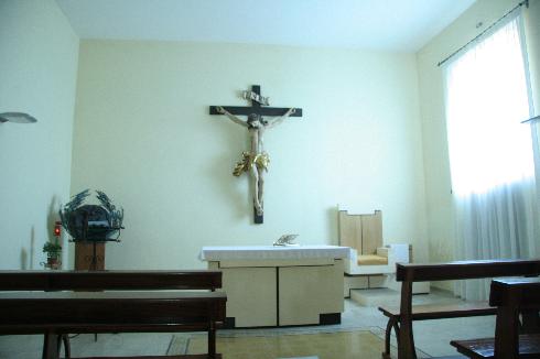 La cappella feriale con la custodia eucaristica