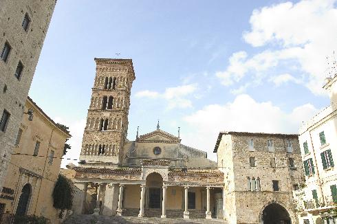 La facciata principale concattedrale di San cesareo