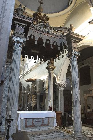L’altare e il ciborio