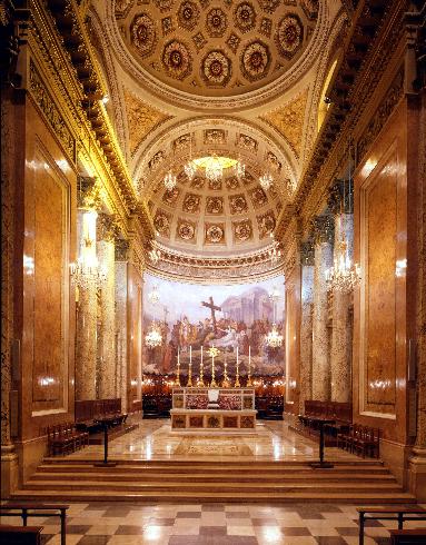 Il presbiterio dopo l'adeguamento liturgico del 1997
