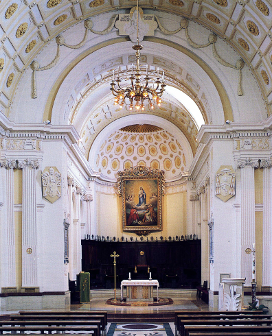Il presbiterio dopo l'adeguamento liturgico del 2000