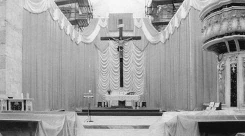 Presbiterio in allestimento provvisorio (2000), prima del completamento dei lavori nell'abside 
