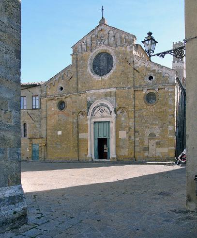 La facciata della cattedrale di Santa Maria Assunta  a Volterra