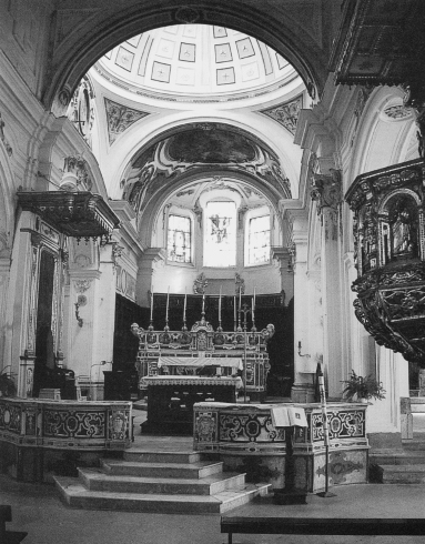 L'area presbiteriale. Il Presbiterio conserva l'originaria configurazione ad esclusione dell'ambone e dell'altare ligneo eseguiti su disegno di Luigi Prudente nel 1997
