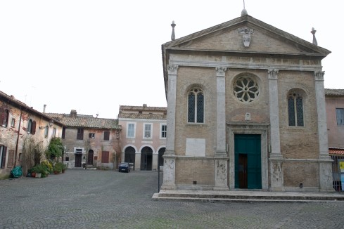 La chiesa di Sant’Aurea, vista nel complesso episcopale. 
