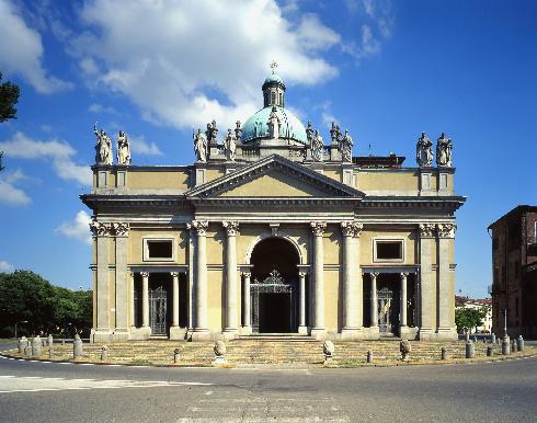 La facciata della cattedrale di San Eusebio a Vercelli