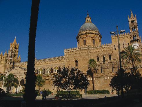 la facciata laterale della cattedrale della Vergine Assunta a Palermo