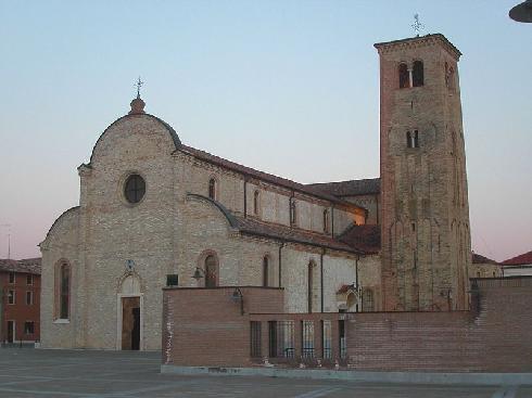 La facciata della cattedrale di Sano Stefano a Concordia 