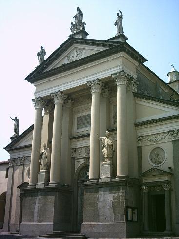 La facciata della cattedrale di Santa Maria Assunta ad Ivrea 