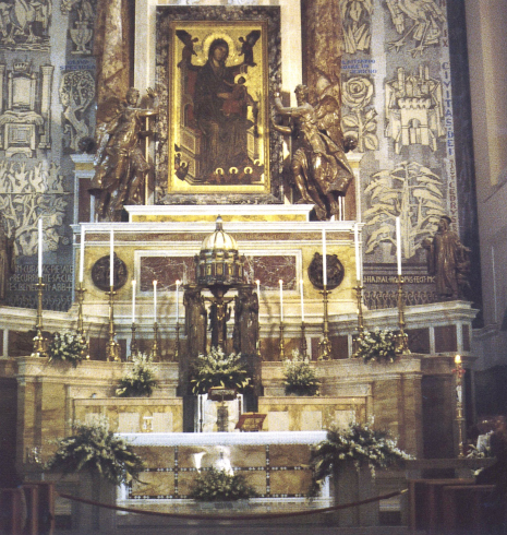 Il presbiterio sistemato nel 2000 con il nuovo altare, la cattedra episcopale e l'ambone a sinistra della balaustra verso la navata maggiore