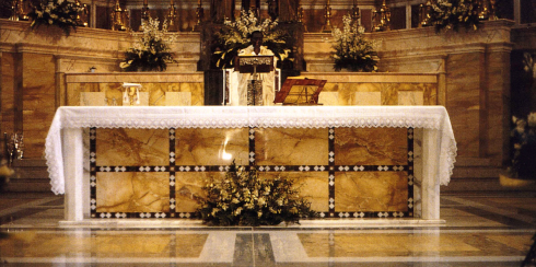 Altare al centro del presbiterio