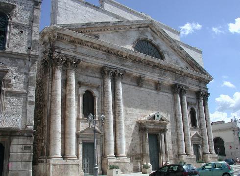 La facciata principale della Chiesa di  San Michele Arcangelo a Terlizzi 