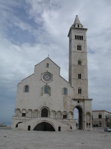 La facciata principale  della cattedrale di Trani Santa Maria Assunta