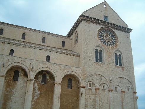 La facciata  laterale della cattedrale di Trani Santa Maria Assunta (fonte: Wikipedia) 