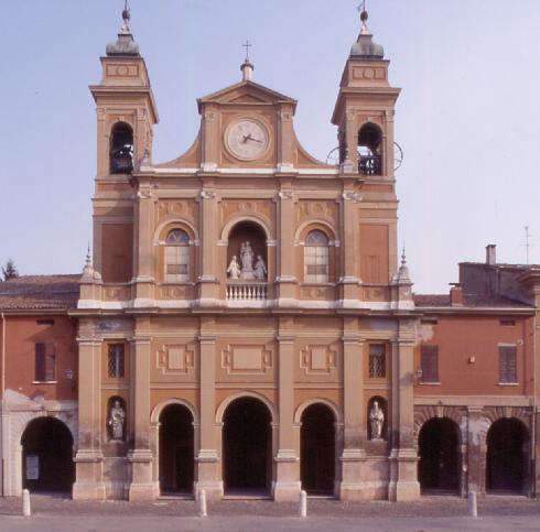 La facciata  principale  della Chiesa di San Pietro a Guastalla 