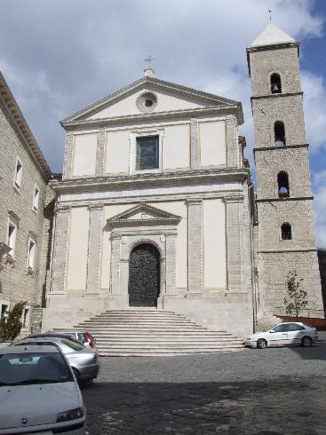 La facciata principale della cattedrale di  Santa  Maria Assunta e San  Gerardo Vescovo a Potenza