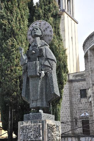 La statua bronzea di san Tommaso d’Aquino all’esterno della cattedrale (A. Biancini, 1974, bronzo)