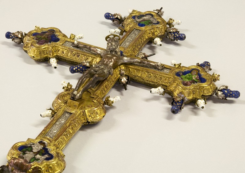 Smalti traslucidi e opachi: il restauro della croce di Asciano