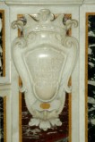 Marmoraro campano (1782), Lastra con stemma sinistro